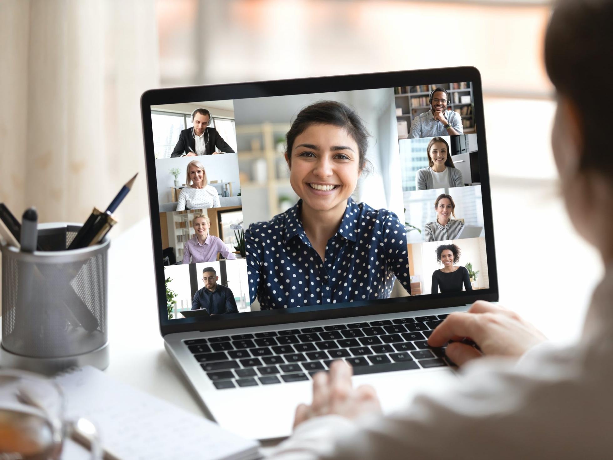 Estudiantes internacionales participando en talleres colaborativos